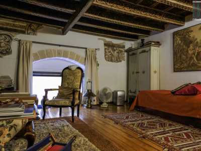 Attraverso una scala in legno raggiungiamo gli altri ambienti. In uno di questi, oltre a un altro raffinato soffitto ornato con foglie di acanto simbolo di potere e ricchezza...